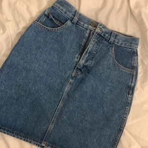 Jeans kjol - Säljer denna kjol då den är för liten köpte den secondhand så vet inte vilken storlek chansar på S