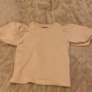 Tröja💘 - En fin tjock Tröja formad som t-shirt💘