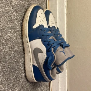 Ett par riktigt snygga Jordan 1 low i storlek 38,5. - Skick 8,5/10 använda några gånger men dem är i väldigt fint skick!