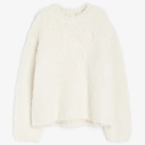 Stickad tröja - Sååå fin stickad tröja från HM som jag bara använt ett fåtal gånger så inga defekter. Helt slutsåld på hemsidan🫶🏼