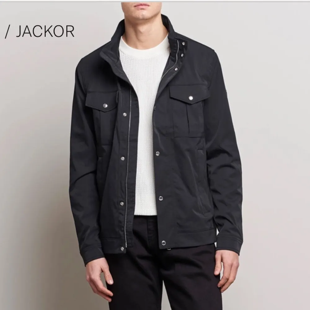 (Intressekoll) inprincip helt nya field jacket från j Lindeberg. Slutsåld överallt för tillfället, köpt för 3400! Sitter som en M/L!. Jackor.