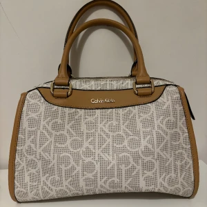 Väska  - Aldrig använd  Väska från Calvin Klein  Köpt för 2400