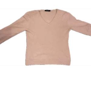 Säljer denna långärmade tröja som jag tidigare köpt på secondhand. Den ser kanske lite beige ut men den är ljus rosa i verkligen.