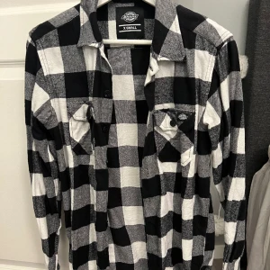Flanellskjorta dickies - Svart/vit skjorta från Dickies! Stl XS men är ganska stor i storleken så funkar som en S också som jag är ☺️