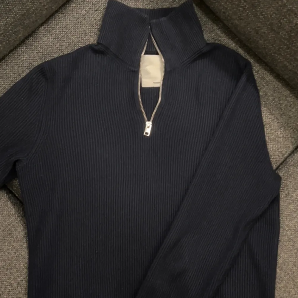 En snygg half zip tröja från Jack n Jones i storlek M. Skicket är 10/10 har knappt används då storleken är lite för liten för mig. Hör gärna av er vid frågor eller funderingar 🙌🥂. Hoodies.