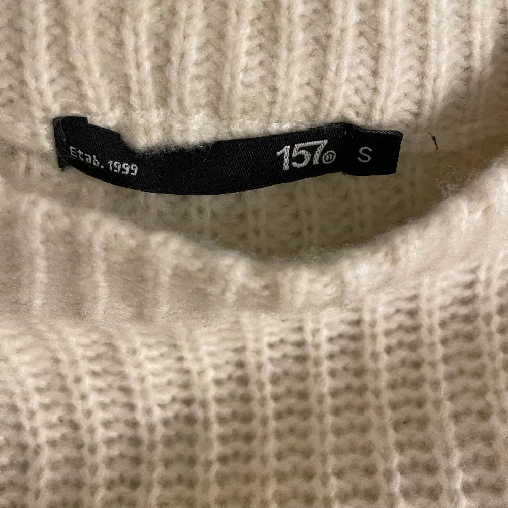 ljus beige/krämvit stickad tröja ifrån lager 157. Helt ny, aldrig använd. Storlek S. Stickat.