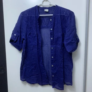 Skjorta - Kortärmad skjorta i skönt tunnt material, perfekt till sommaren eller med crop top under. Använd fåtal gånger, i fint skick 🌸 Passar som S och Xs