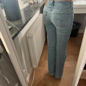 Levi’s jeans  - Säljer ett par fina jeans från Levi’s, de är använda ja men det är inget som har synliga spår, utom att de är lite slitna längst ner på benet (båda benen), se bild 3💞köpta för 800-900 (inte riktigt säker) 