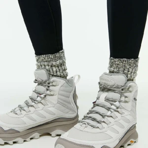 Vattentäta vinterskor Arket - Arket  Merrell Moab Speed Termo Mid Waterproof vattentäta vinterskor från Arket. Slutsåld storlek i stl 40. Nya i kartong med lappar kvar. Nypris 2100kr på Arket. 