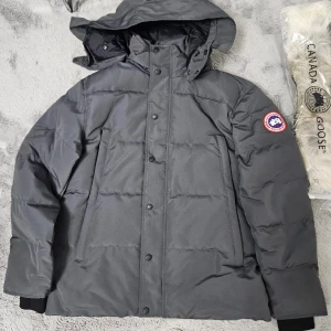Canada goose jacka  - Ny canada goose jacka helt ny storlek L.