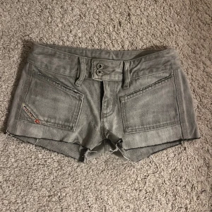 Vintage Jättelågmidjade jeansshorts - Gråa lågmidjade shorts som diskuterar gärna pris!! är vintage, använda 1-2 ggr. Om du är intresserad så kan du skicka så skickar jag bättre bilder och mer info