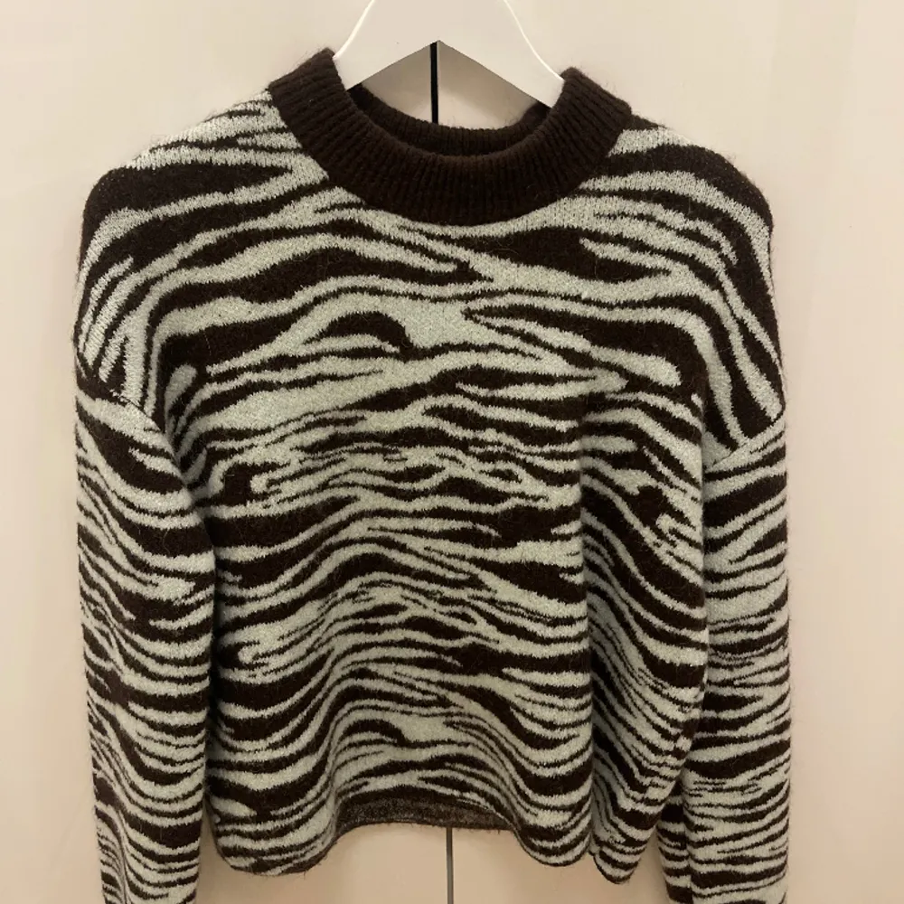 zebra mönstrad tröja från weekday i stolek xs. Skulle säga att den är lite stickig men har fungerat med en T-shirt under! (Brun och turkos). Tröjor & Koftor.