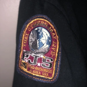 Parajumper piké stl S - Fet och unik parajumper pike i stl S. Nypris runt 1,3 lök och svår att hitta. Riktigt najs och säljer för att den har blivit för liten. Skick 8 av 10, använd och lite urtvättad men tycker den är fetare så. Skriv vid funderingar och!