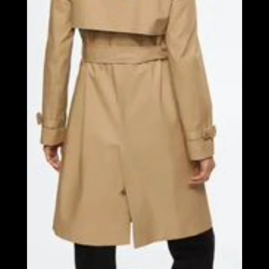 Säljer min fina klassisk trenchcoat. Säljer det pga den passar inte mig längre. Använt bara en gång i bara en timme. Betalt 999kr för det. Storlek XXS men passar storlek XS/S