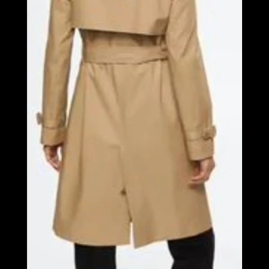 Säljer min fina klassisk trenchcoat. Säljer det pga den passar inte mig längre. Använt bara en gång i bara en timme. Betalt 999kr för det. Storlek XXS men passar storlek XS/S - Kläder, jacka