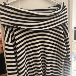 Randig offshoulder tröja  - Randig offshoulder tröja utan lapp men tror de. Är från zara💕