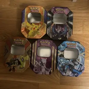 Jag säljer mina Pokémon lådor eftersom att jag har ingen nytta av de längre. De är i ganska bra skick skulle jag säga. Endast avhämtning som gäller!