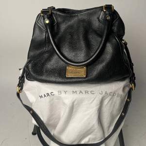 Svart handväska i läder från Marc Jacobs. Den är i bra skick och dustbag medföljer💙💙💙💋