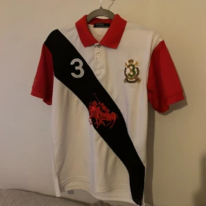 RALPH LAUREN POLO strl M - Tja! Säljer en riktigt ovanlig och fet Ralph Lauren polo i så gott som nyskick! Inga hål, inga fläckar 🧼🫧 Storlek Medium fits true to size. Skriv om ni har några funderingar🤘🏻