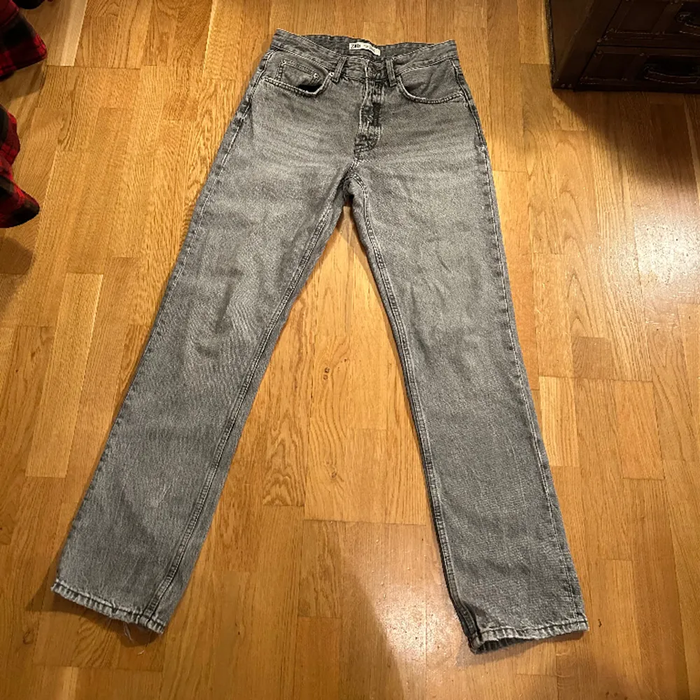 Zara jeans storlek 38. Rak passform. Skick 7/10. Jeans & Byxor.