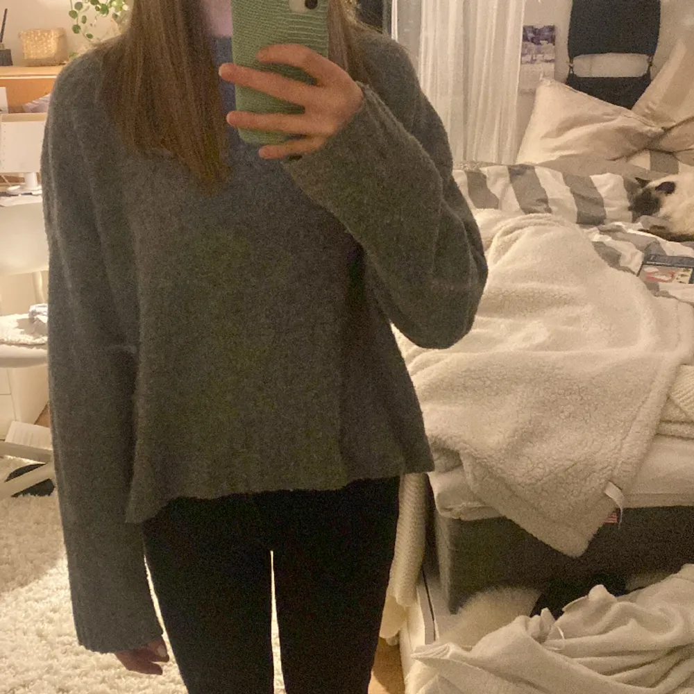 Jätte fin o skön grå stickad tröja i ny skick utan nopper. Säljer på grund av att den inte kommer till användning .  Använd gärna köp nu vid köp 💗. Neuleet.