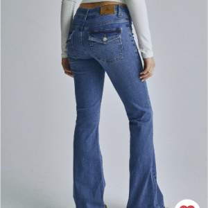 Low waist bootcut jeans från Nelly! Nypris 700kr! Använda 1 gång, säljer då de är för små! Kontakta för frågor, egna bilder etc.