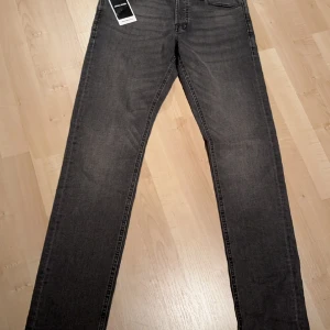 Helt nya Jack and Jones jeans - Helt nya Jack and Jones jeans köpta för 400 mitt pris 200.  Helt oanvända Slim fit