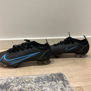 Nike Mercurial Vapor XIV Elite FG Svart Blå - Storlek 38 Kvitto  Box Använt de knappt då de var för små och jag hade använt de så gick inte att lämna tillbaka  Köpt för 2200 på unisport