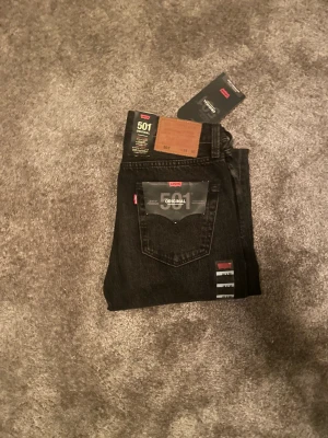 Levis 501 - Säljer nu ett par helt nya Levis 501 jeans i en snygg tvättad grå färg storlek 28/30 ny pris runt 1200-1300 kr hör av er om ni har några funderingar