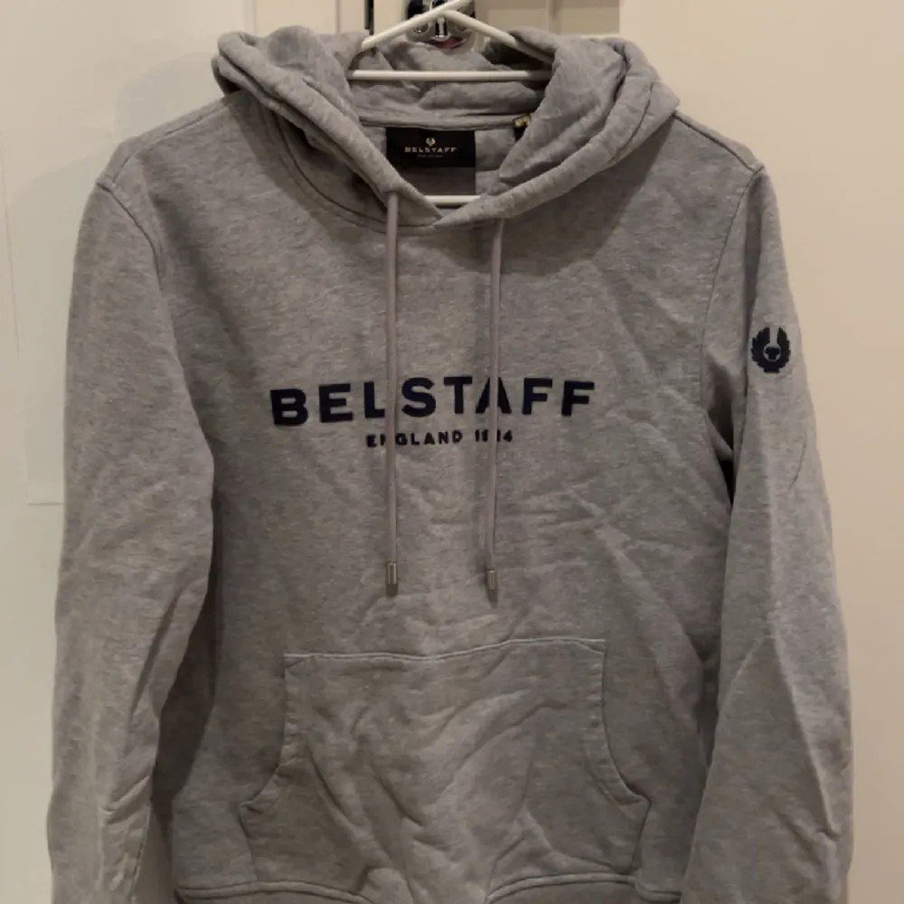 En snygg grå märkes hoodie som är bekväm men jag har tyvärr vuxit ur den. Märket Belstaff, nypriset ligger på 1000kr+ där någonstans. Fint skick Storlek Small.. Hoodies.