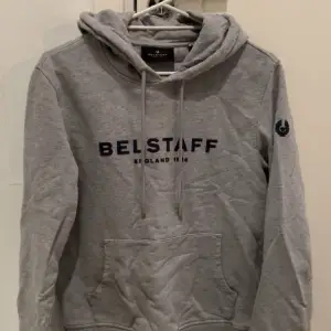 En snygg grå märkes hoodie som är bekväm men jag har tyvärr vuxit ur den. Märket Belstaff, nypriset ligger på 1000kr+ där någonstans. Fint skick Storlek Small.