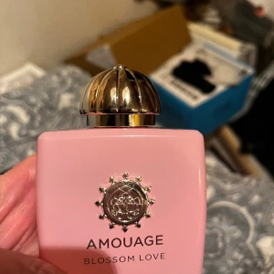 Amouage Blossom Love  - Använd 5-6 ggr. 100ml. Doftar otroligt gott,men för stark för mig   Nypris ca 3600kr