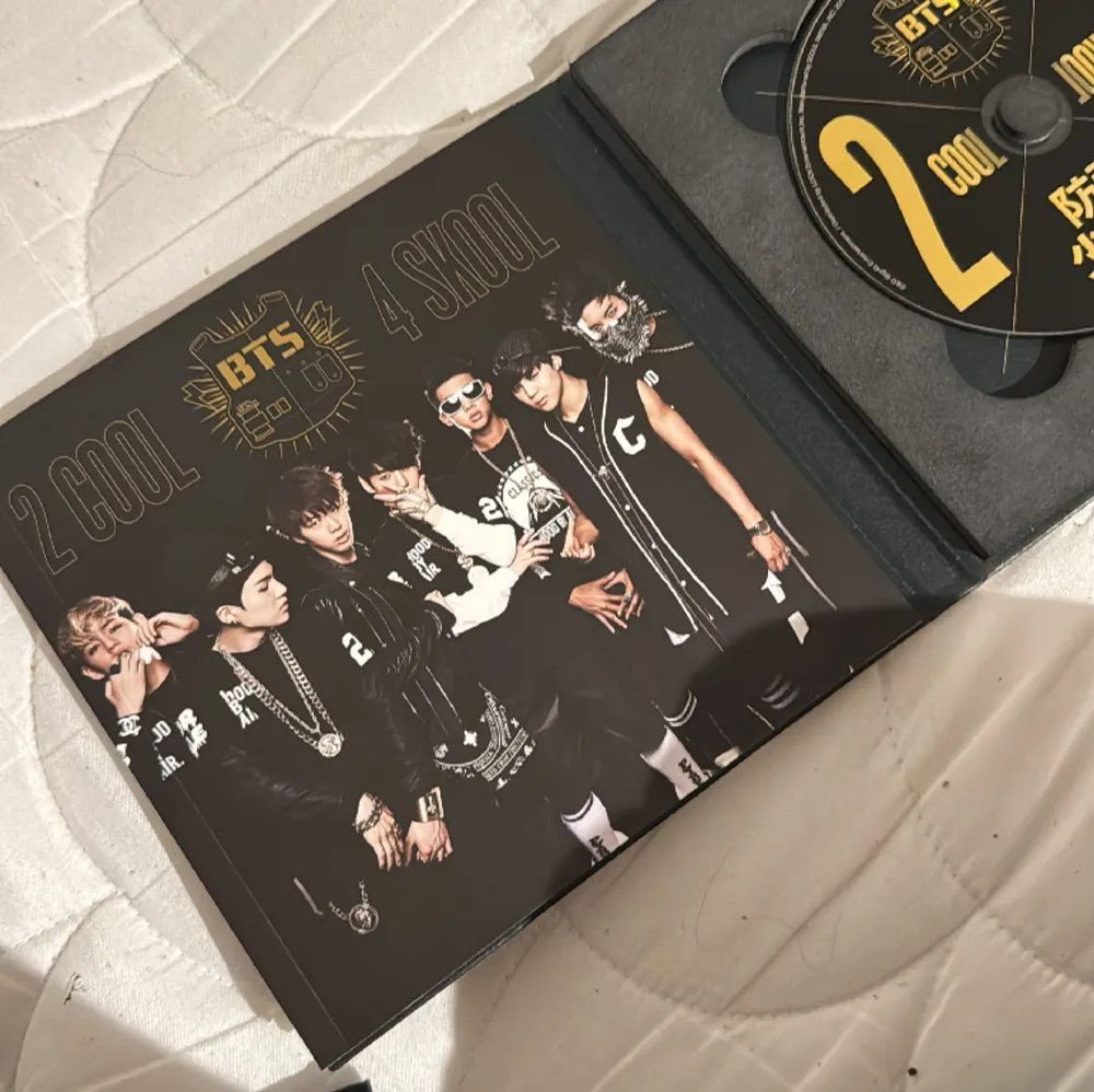 BTS 2 cool 4 Skool album utan photocards/fotokort. Accessoarer.