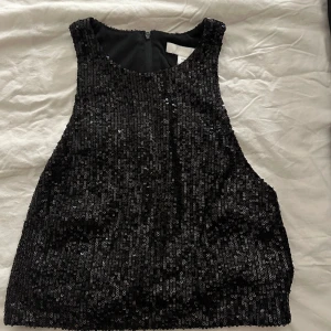 Svart glitter topp  - Svart glitter topp från H&M aldrig använd, bra skick  säljer pågrund av att den inte kommer till andvändning storlek S