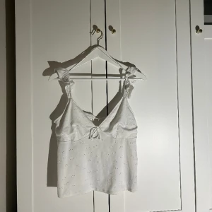 Supersöt sommartopp💗 - Passar perfekt till sommaren❣️ Den är i storlek M men skulle mer säga att den sitter som en S❤️ Den är använd få gånger, kontakta mig vid intresse och funderingar🥰