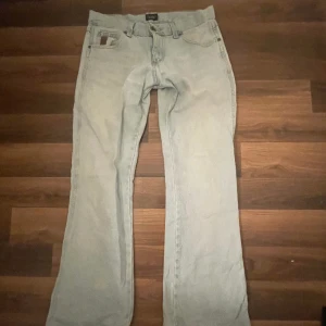 Low Waits jeans - Säljer dessa ljusblå low Waist jeans från crocker i ny skick💗 Midja rakt över 39. Innrebenslängd 70.