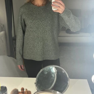 Stickad tröja -  Stickad tröja från vero mode stl M har använt 1 gång då ja har en till i en annan storlek ja tycker mer om ny pris 250kr💕går att mötas upp i falun,Edsbyn 