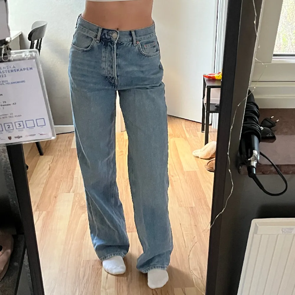 Blåa jeans, midwaist/lågmidjade, i jättefint skick🌟säljer då de inte kommer till användning eftersom jag har ett liknande par🥰🥂 Jag är 1,68 Nypris: 500 kr . Jeans & Byxor.