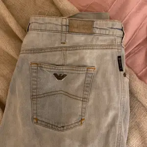 Armani jeans, lappen är borta men sitter snyggt baggy på en 36/38a. Jag är 167, skulle gissa att midjan är ca W30