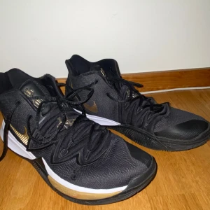 Kyrie 5 - Säljer mina kyrie 5 i storlek 45 för de är för små för mig och inte används. De är inte så slinta och har bra grepp för de är använda ett fåtal gånger.  Pris: 600 men kan diskuteras vid snabb affär