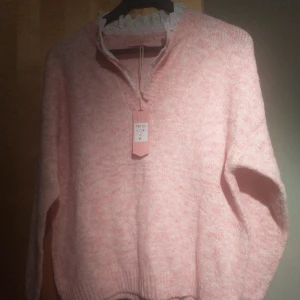 NY Tröja från Love Forever Storlek One Size - Ny tröja från Love Forever i storlek one size passar en S/M/L skulle jag tippa på, beroende hur man vill att den ska sitta. Jätte fin.