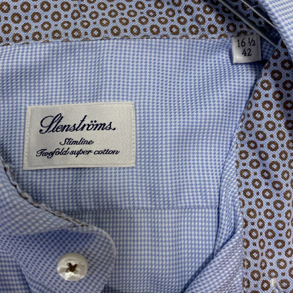 Väldigt fina Stenströms skjorta i storlek 42. Säljer den pga den inte passar längre. Saknar en knapp på ena ärmen annars väldigt fint skick. Kontakt via dm. Skjortor.