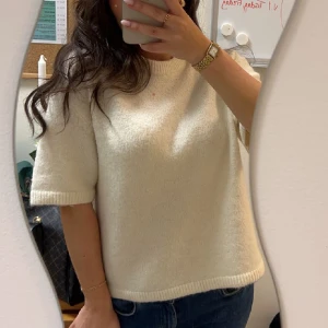 Stickad tshirt  - Helt oöppnad och helt slutsåld stickad tshirt från gina!🥰 (Första bilden är hur tröjan sitter på men INTE just den jag säljer) 