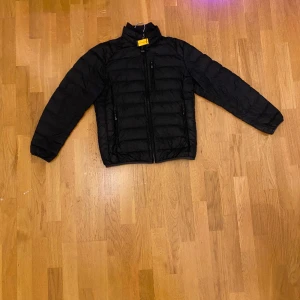 Parajumper Jacka  - Säljer denna parajumper jacka då den inte kommer till användning. Ny pris 4999kr, pris 1199kr så den är i topp schick! Pris kan diskuteras!