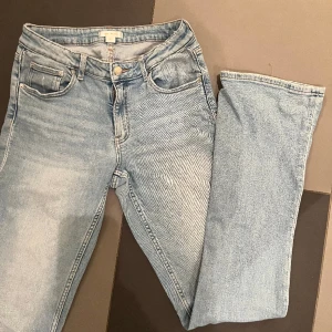 Lågmidjade jeans - Lågmidjade full-length jeans från Gina Tricot. Passar bra i längden på mig som är 174. Utsvängda💓Köpta på deras ”Young” avdelning och är i storlek 164. 