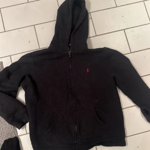 Ralph lauren zip fleece - Använd skick men i gott skick. Skön för sommarn. Finns i Umeå pris kan diskuteras. Priset är ej hugget i sten. Äkta 