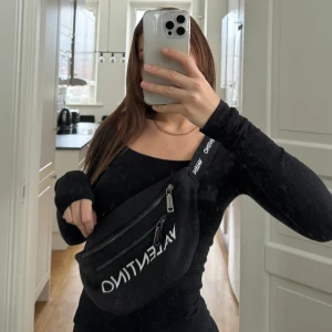 Valentino väska  - Använd en gång. Får plats mycket i. Köpt för 1500kr 