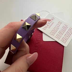 Valentino armband  - Säljer detta helt oanvända lila valentino armband. Coolt och ovanlig färg. Skriv vid intresse eller frågor ❤️