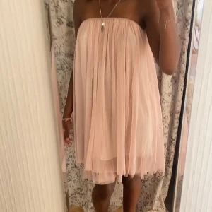 Klänning/kjol  - Säljer en så snygg och användbar kjol💋🩷 man kan ha den både som en lång fin kjol men även som en klänning så som jag bär den🩷köpt för 600kr och visar inga defekter på användning och användst få gånger 💋❣️