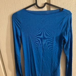 Intimissimi tröja  - Intissmi tröja i färgen klarblå säljer pga jag beställde fel färg och glömde skicka tillbaka 